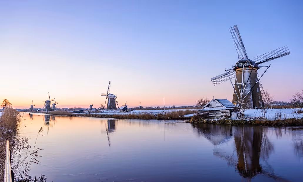Molens in winterlandschap