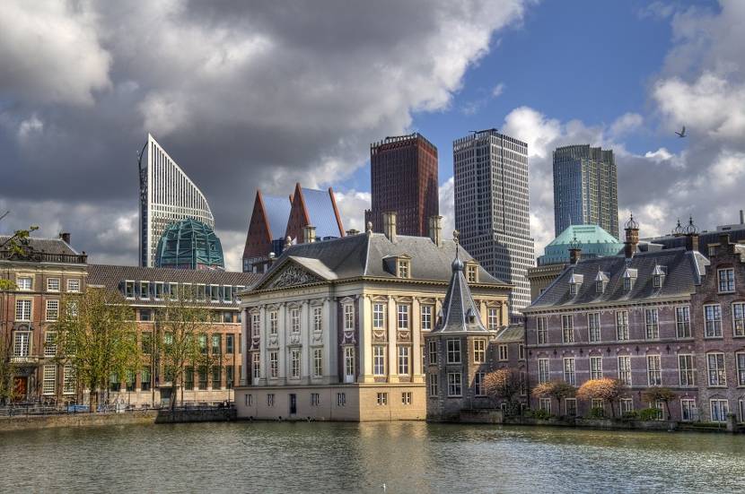 Parlementsgebouwen en skyline van Den Haag